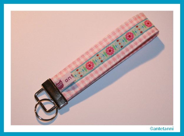 antetanni-naeht_Schluesselanhaenger-Karo-Webband