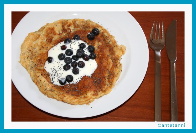 antetanni_kocht_omelett-heidelbeeren-mohn