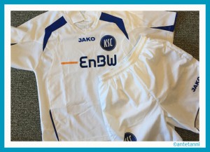 antetanni-sagt-was_Eins-aus-296_KSC-Trikot+Hose_XXS_XS