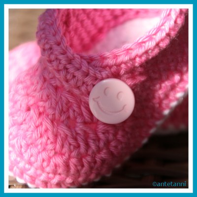 antetanni-haekelt_Baby-Booties-Rosa_Smiley-Knopf_2016-05 (5)