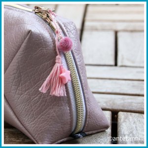 Miniaturansicht Geo-Bag mit geschlossenem Reißverschluss und Zierelementen am Schieber (Tassel, Pompon, Stern-Perle)